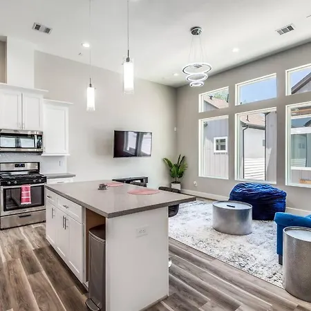 Upscale 2 Story Home By The Galleria!
